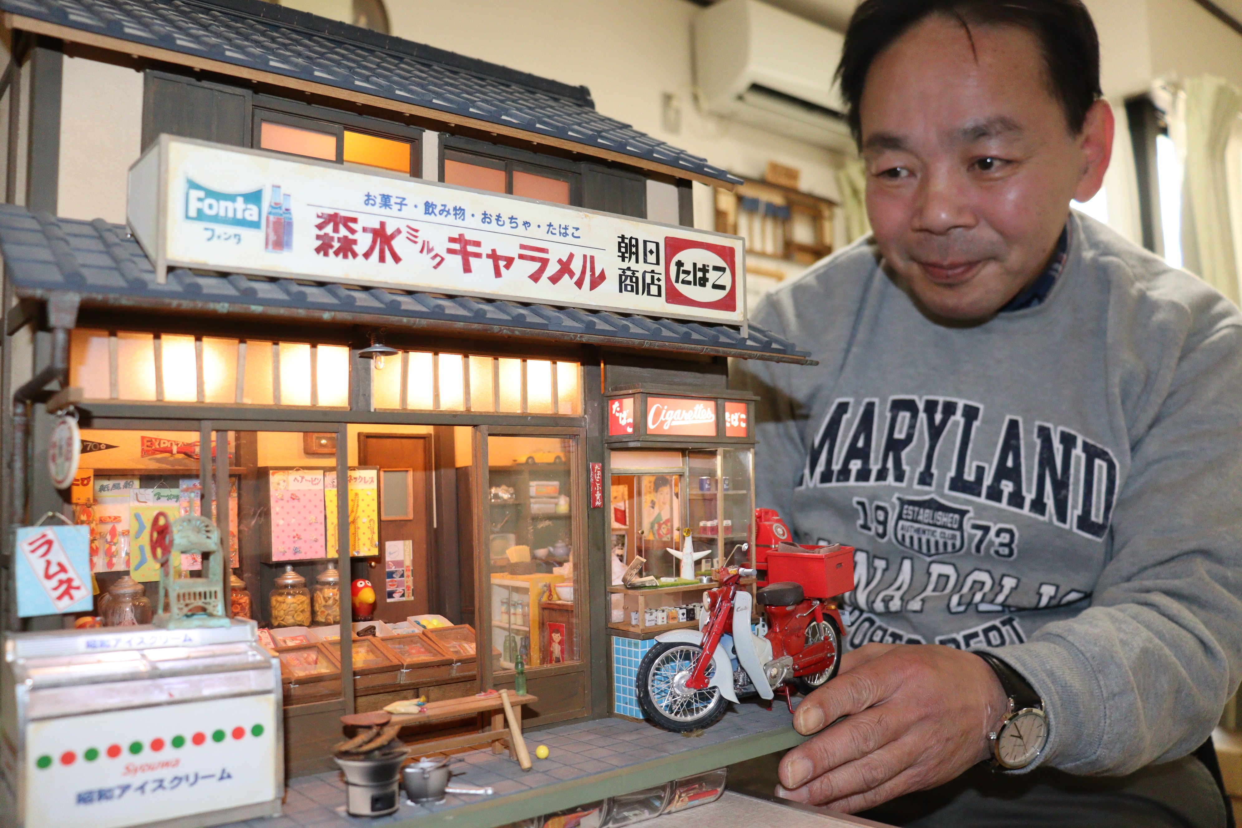 駄菓子屋や煎餅屋ほのぼの「昭和」の思い出 京都の作家がミニチュアで