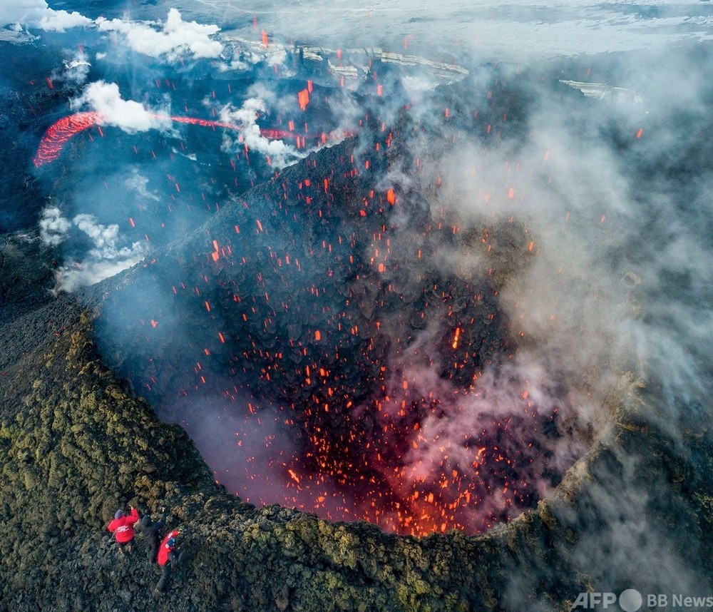 カムチャツカの火山噴火に「命知らず」な見物客 ロシア極東