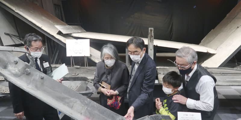 笹子事故教訓の施設、遺族ら訪問　トンネルの崩落天井板を展示
