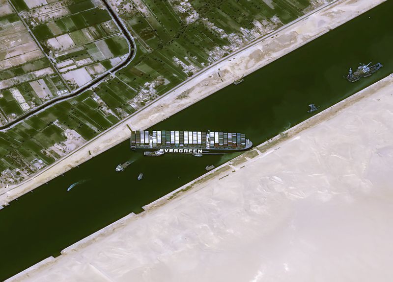 スエズ運河の座礁船、離礁作業再開　石油タンカーなど足止め継続