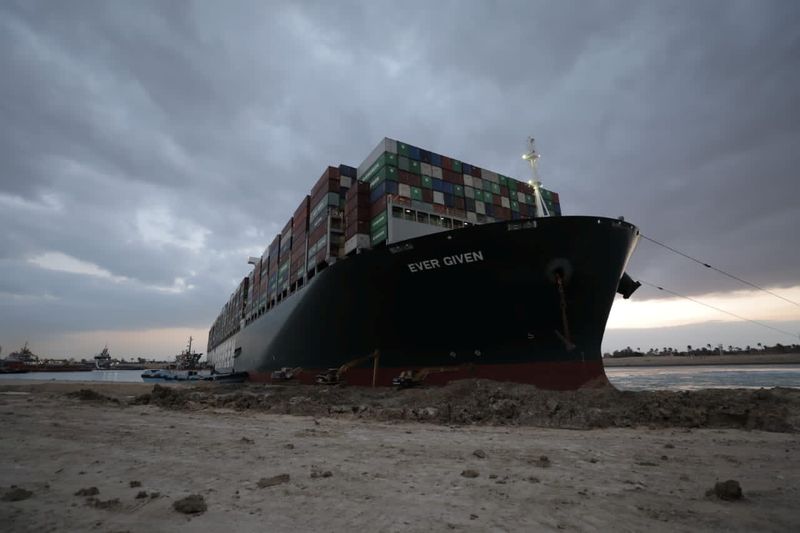 スエズ座礁船、離礁作業難航　エジプト大統領は荷降ろし準備指示