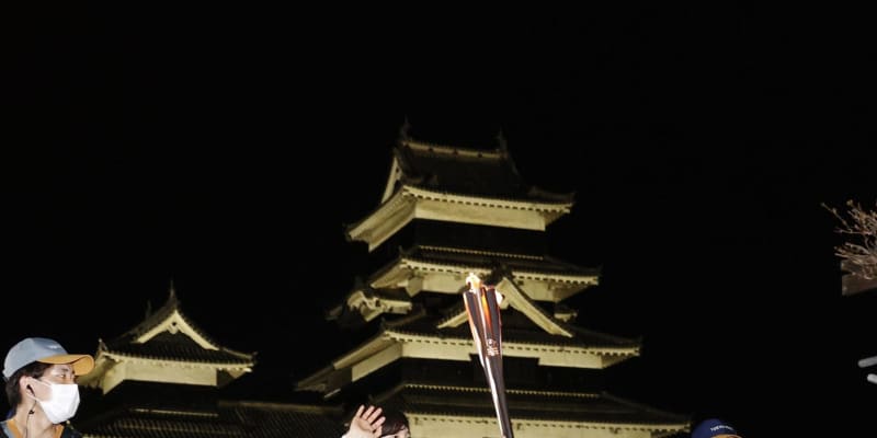 小平選手、国宝松本城前でゴール　天守と桜、ライトに浮かぶ