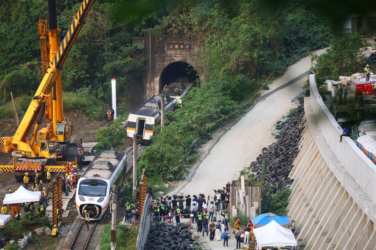 台湾列車事故、作業車滑り落ち衝突か　原因究明進む
