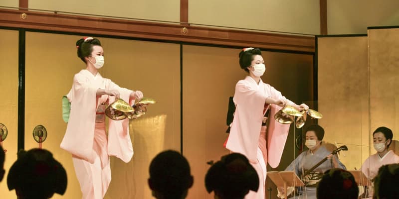 「春の雅」へ祇園の芸舞妓が稽古　京都、コロナで小規模公演