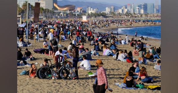 スペイン・カタルーニャ州のビーチに多くの人出、コロナ規則に違反