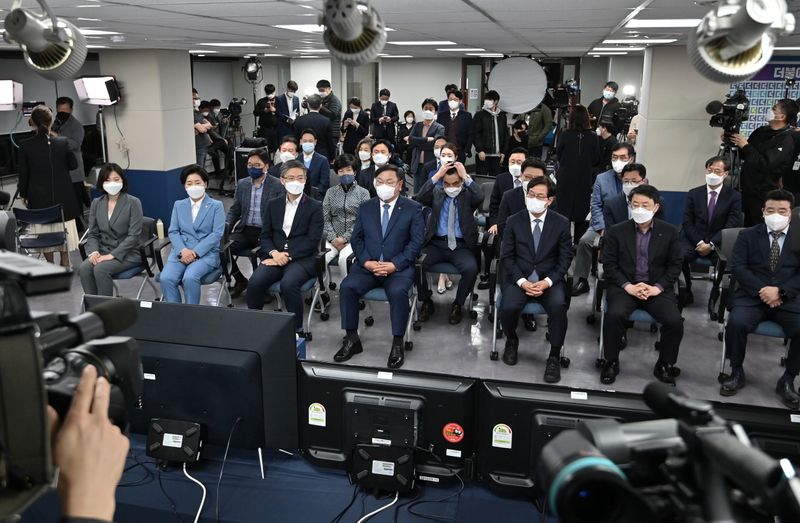 韓国ソウル・釜山の市長選、与党惨敗　大統領選の前哨戦