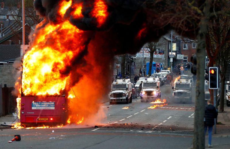 北アイルランドで連日暴動、バスに放火も　自治政府協議へ