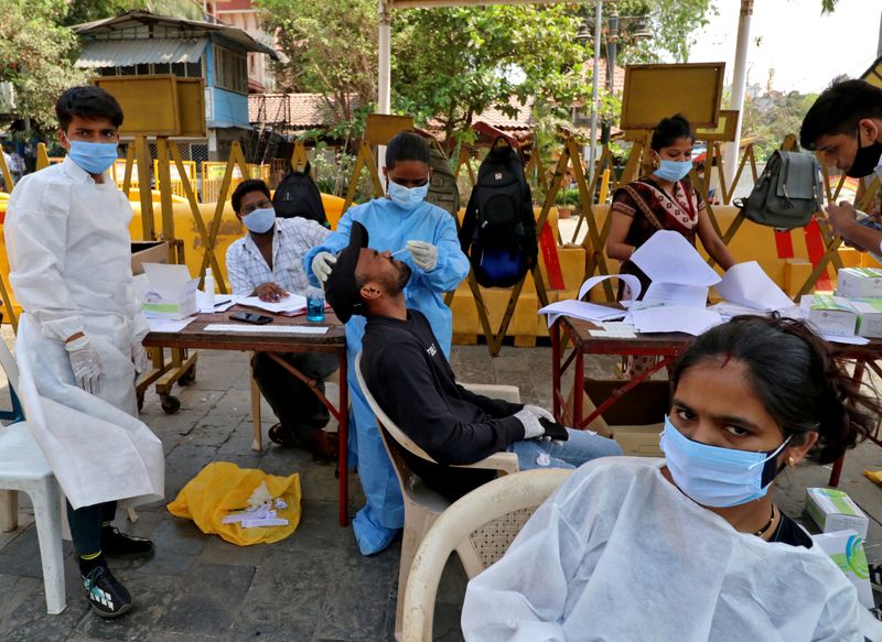 インド1日あたり新規コロナ感染者が13万人超、死者数も高水準