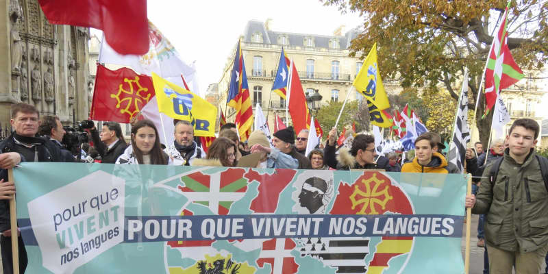 フランス、地域言語保護へ前進　異例の議員立法達成