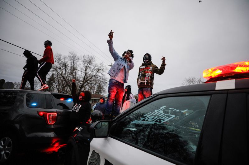 米ミネソタ州で警察に抗議、黒人の射殺受け　昨年の暴行死現場近く