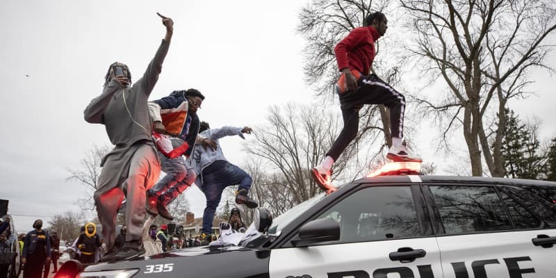 米ミネソタ、警官が黒人男性射殺　数百人規模の抗議デモ