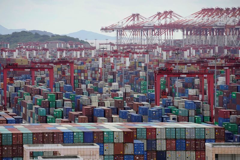 中国の3月輸出堅調、輸入は4年ぶり大幅増　今後は鈍化する見通し