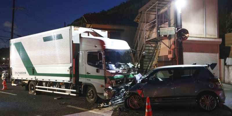 車とトラック衝突、1人死亡　京都、大学生ら4人もけが