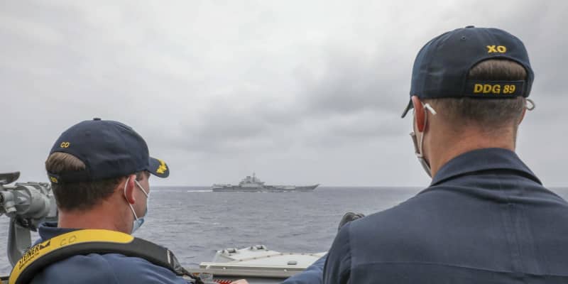 米軍艦と中国空母が接近、並走　海洋対立強まる、フィリピン海