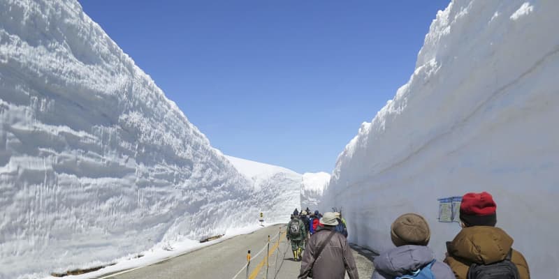 立山黒部アルペンルート全線開通　マスク姿で雪の壁満喫