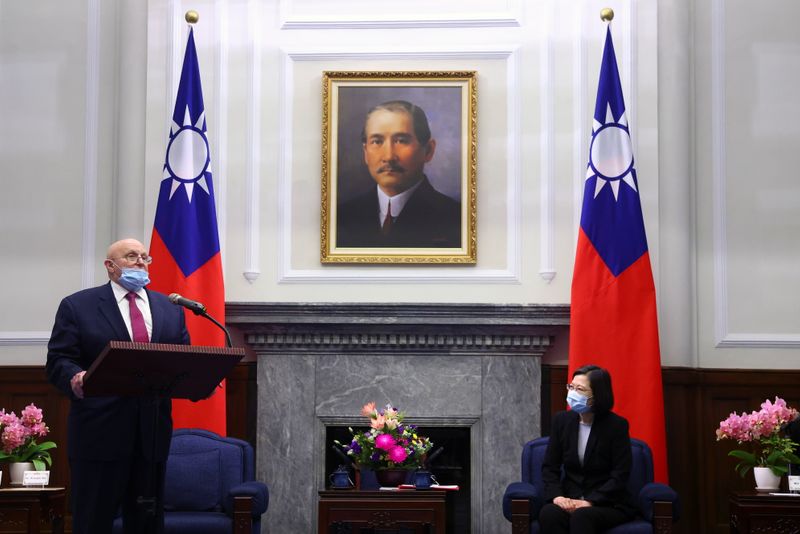 台湾総統が米訪問団と会談、「中国の挑発行為阻止で協力」