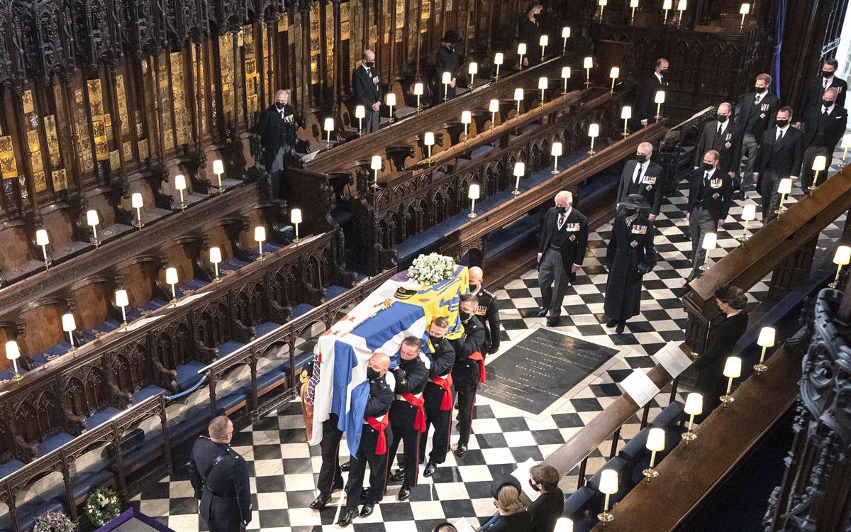 英に希望与えた「国家の祖父」　フィリップ殿下葬儀　うつむく女王