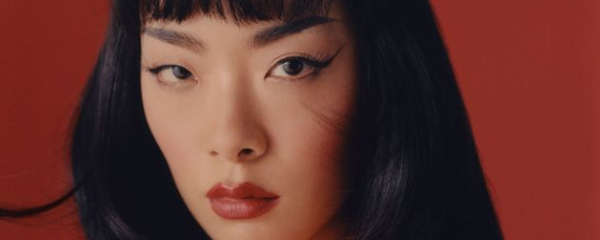「アジア人でクィアである」ポップスターの誕生。日本生まれのリナ・サワヤマが次世代に伝えたいこと