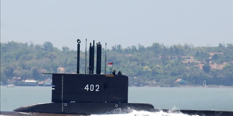 潜水艦、停電で制御不能か　インドネシア、危険な状態