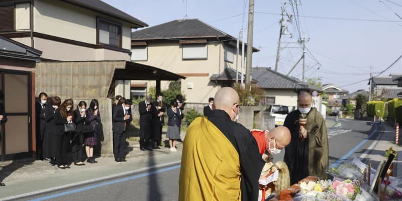 京都・亀岡登校事故9年で追悼　現場通学路、遺族ら