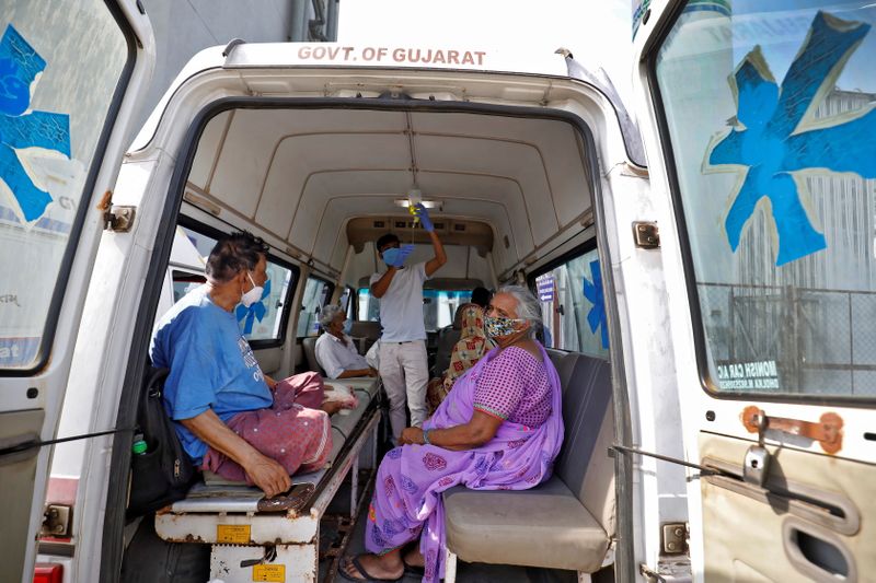 インド、1日のコロナ新規感染33万人超　連日の世界最多