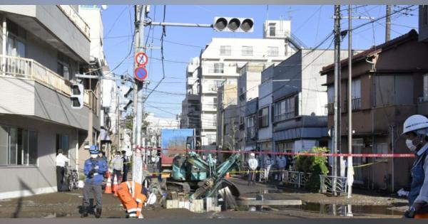 東京・亀戸で水道管が破損　道路は一時冠水、泥だらけに
