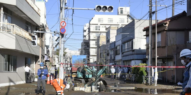 東京・亀戸で水道管が破損　道路は一時冠水、泥だらけに