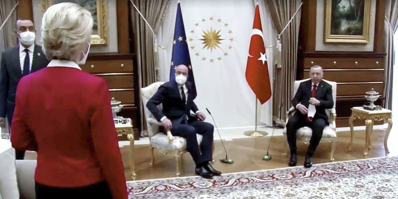 「女性だから」椅子なしと結論　トルコ首脳会談でEU委員長