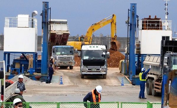 辺野古新基地の建設が加速か　土砂を運ぶベルトコンベヤー　沖縄県が本部港に設置を許可