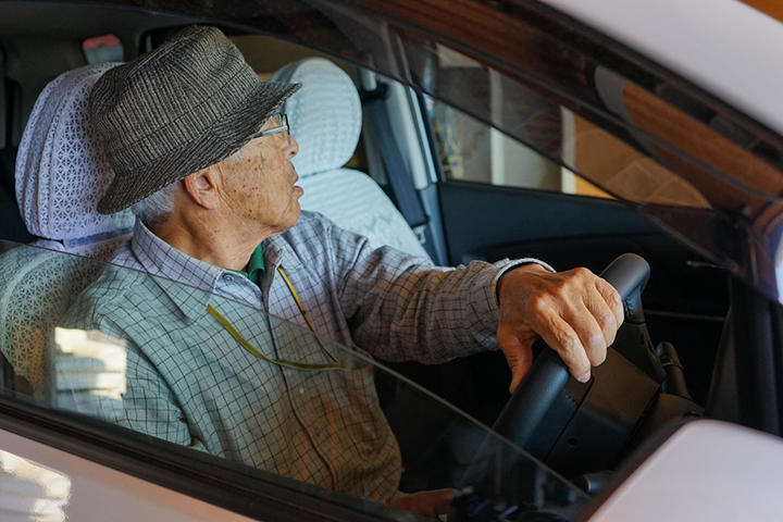 「免許返納したら移動手段がない」運転可否判断をめぐる日本の実情