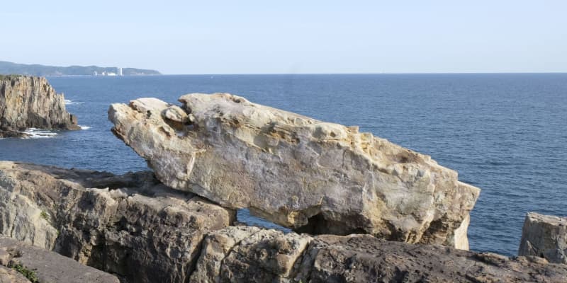 「サドンロック」と命名　名勝・三段壁に突然出現の岩