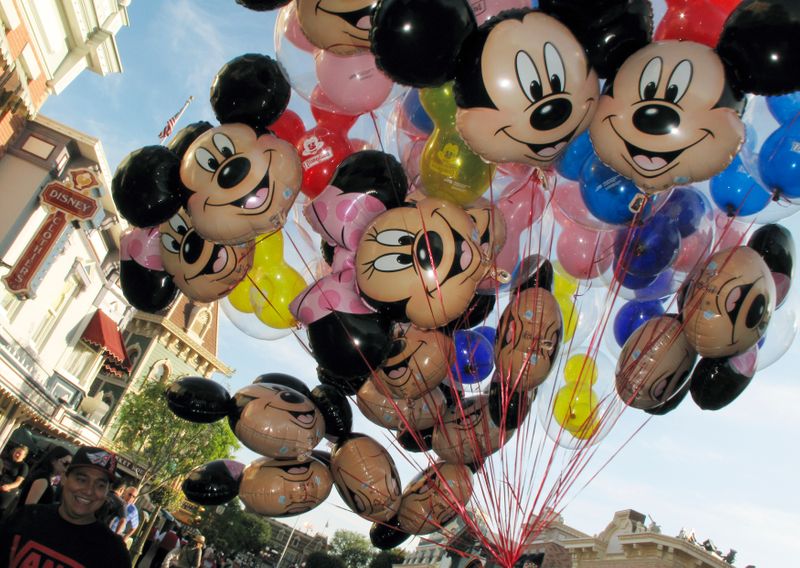 米加州ディズニーランドが営業再開、ミッキーマウスとのハグ禁止