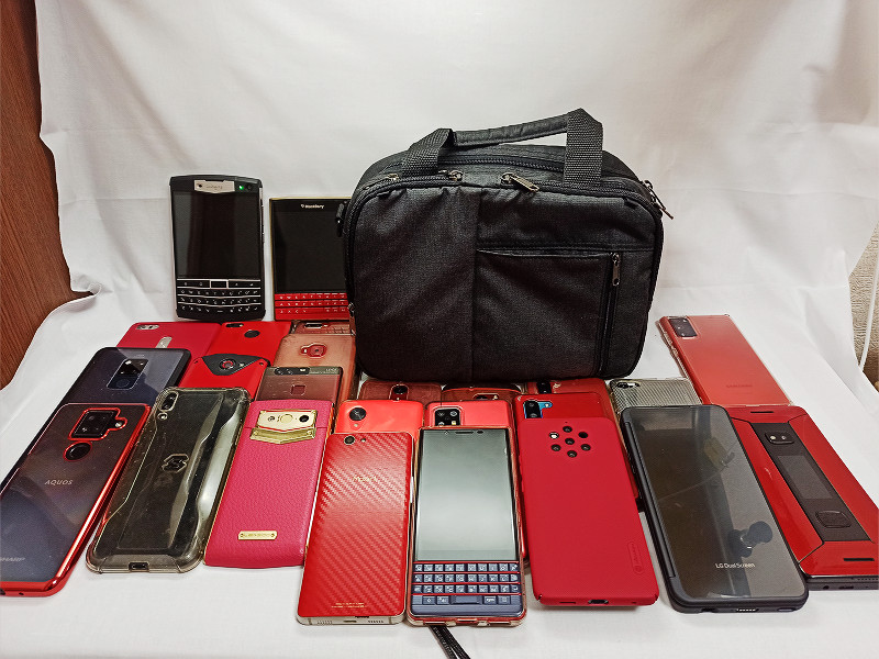 2970円の しまむら ガジェットバッグにスマホが25台入ってしまった