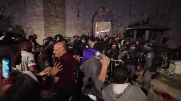 ２００人以上負傷 エルサレムでパレスチナ人とイスラエル警察が衝突