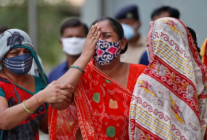 インドのコロナ死者数、2日連続4000人超　全土封鎖求める声