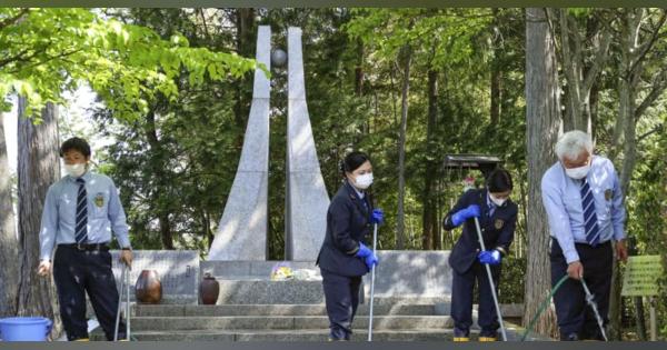 甲賀市の新職員が慰霊碑清掃　信楽鉄道事故30年を前に