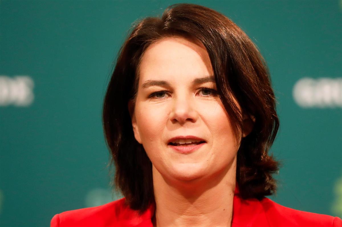 ドイツで「緑の党」旋風　女性首相候補で支持率トップに　現実路線に転換
