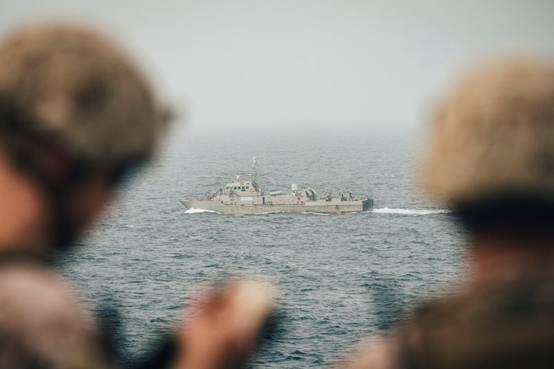ホルムズ海峡で米軍が警告射撃、イラン革命防衛隊の船接近で