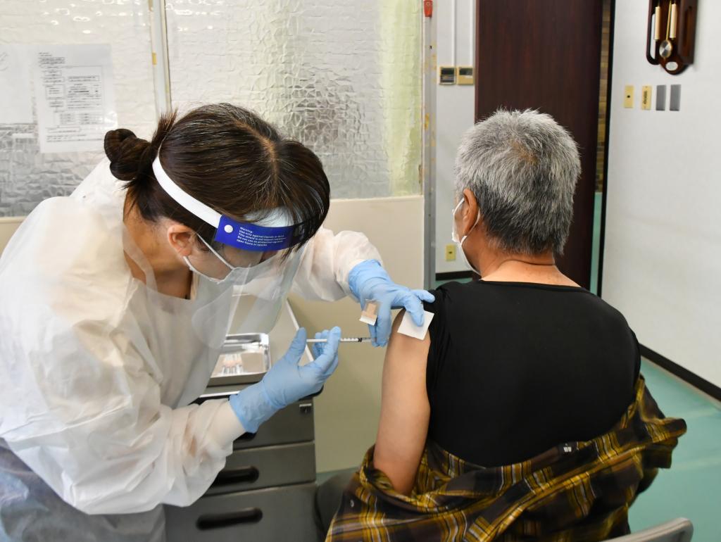 東京都多摩市職員約800人中、300人超がワクチン優先接種　「多すぎる」専門家も疑問視