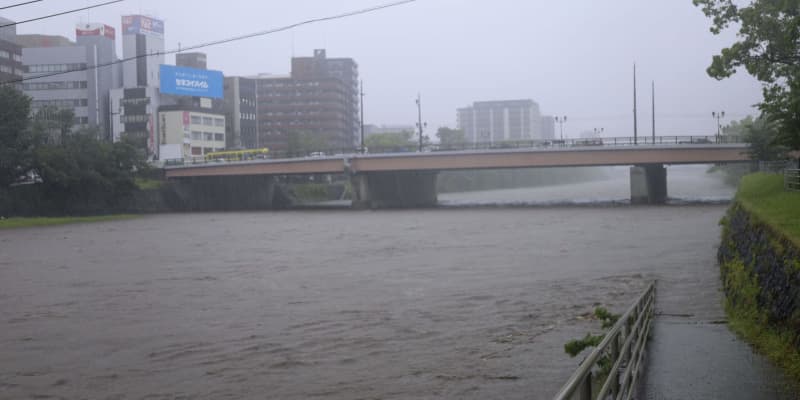 西日本や東北で激しい雨　前線活発化、災害に警戒
