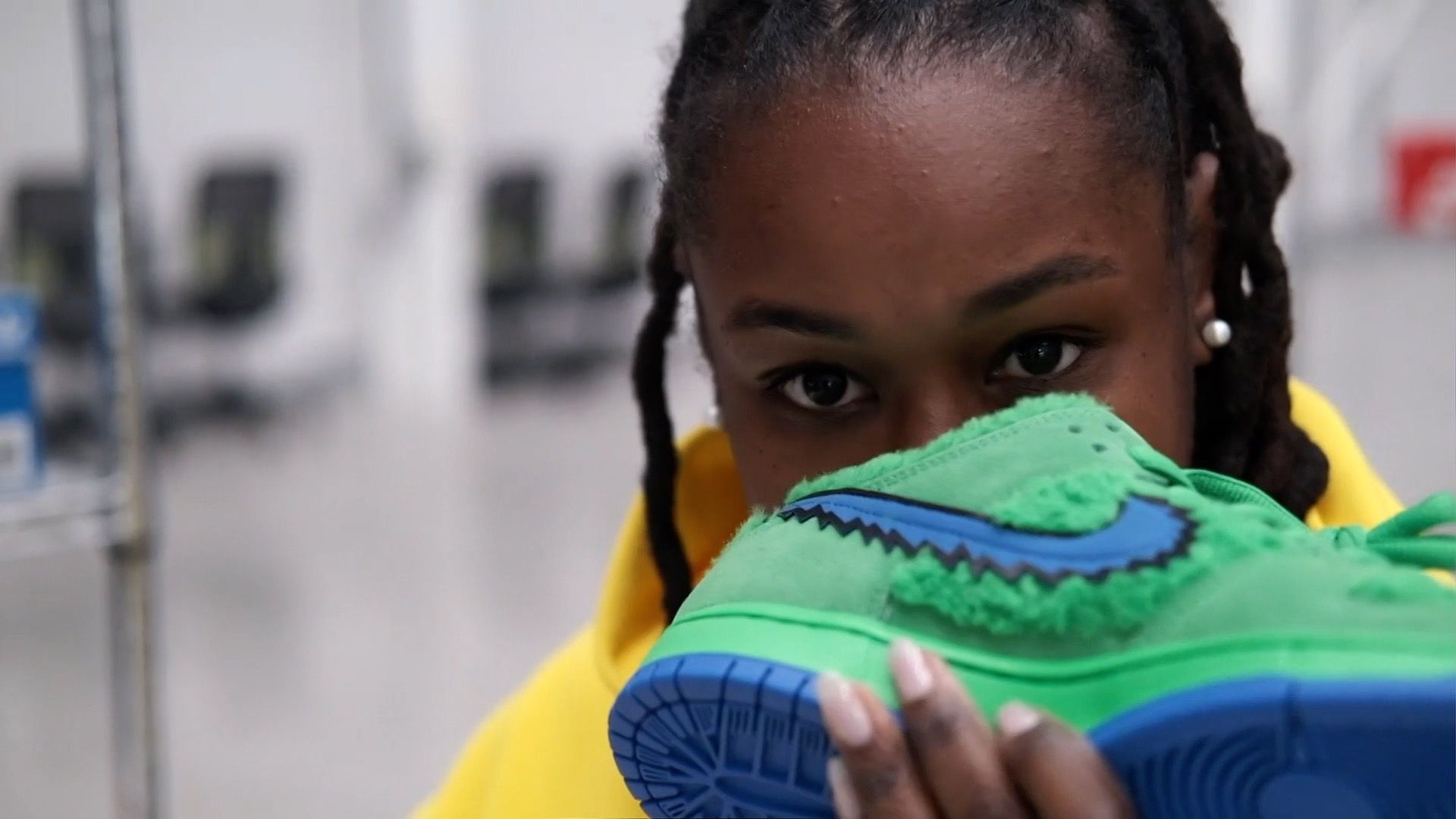 においをかいでからスニーカー鑑定士 市場拡大でイギリスでも