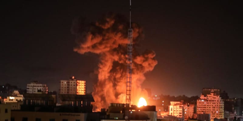 イスラエル、ガザ集中空爆　地下トンネル網の破壊狙う