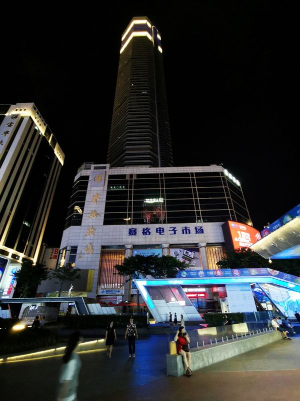 突然揺れた超高層ビル、原因調査のため閉鎖　中国深セン