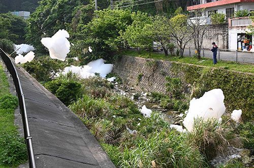 沖縄防衛局「人に影響ない」　普天間の泡消火剤流出　保育園など土壌調査