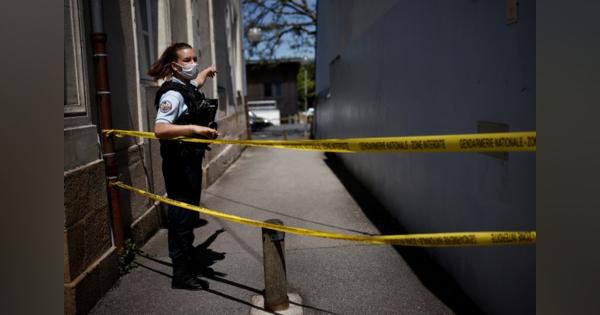 仏で女性警官襲われ重傷、容疑者の男死亡
