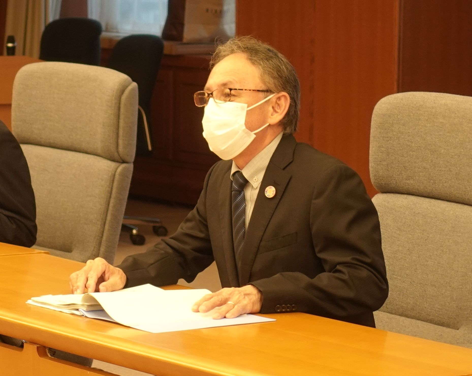 「法律の壁があっても」玉城デニー知事、日本人の基地従業員へワクチン接種求める
