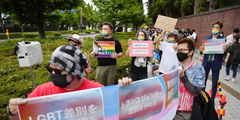 性的少数者ら、自民党に抗議　差別的発言、永田町の本部前で