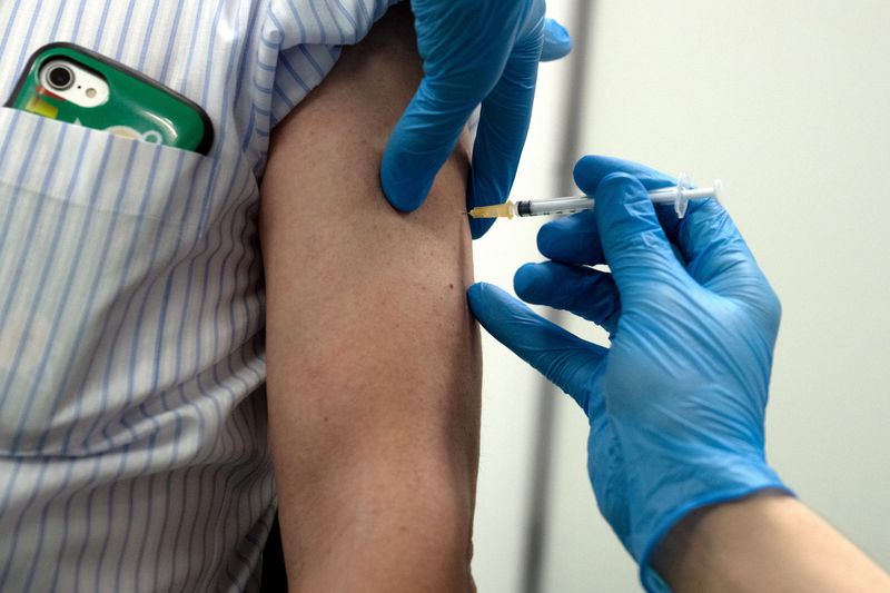 ワクチン接種加速へ、21日から企業や大学で接種開始＝官房長官