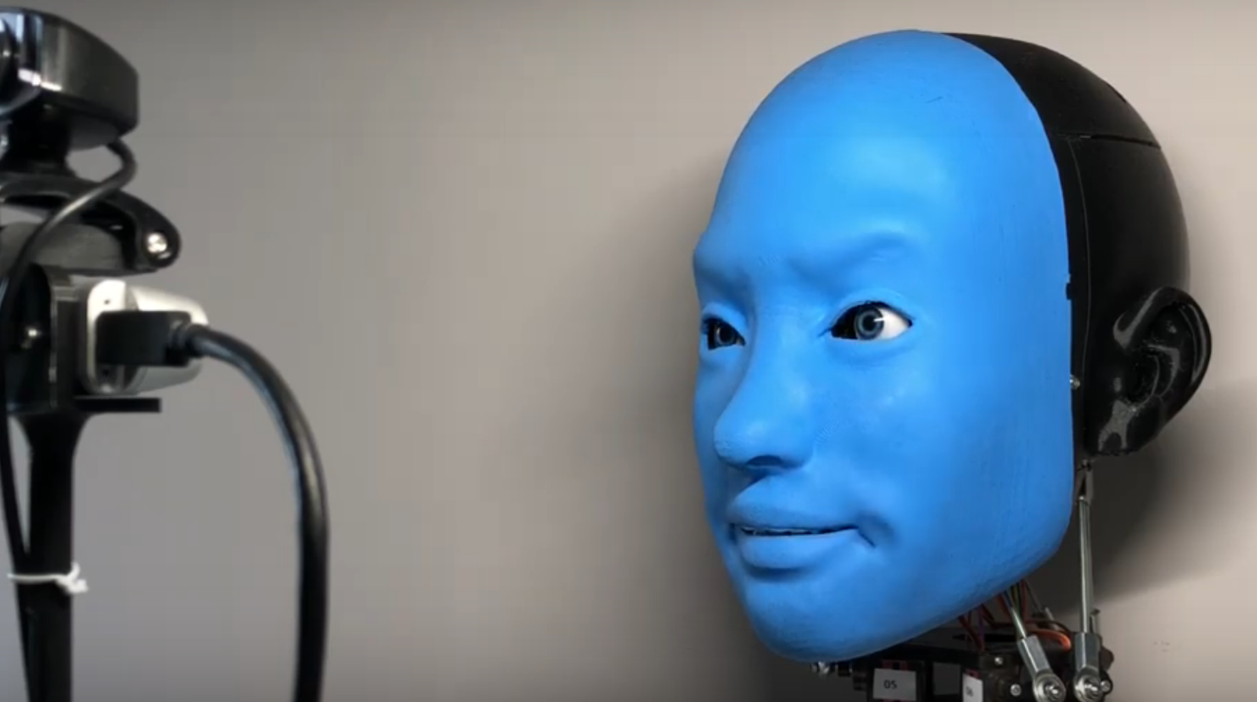 相手に合わせて豊かな表情を浮かべるaiロボットを開発 人と機械の信頼構築のための研究