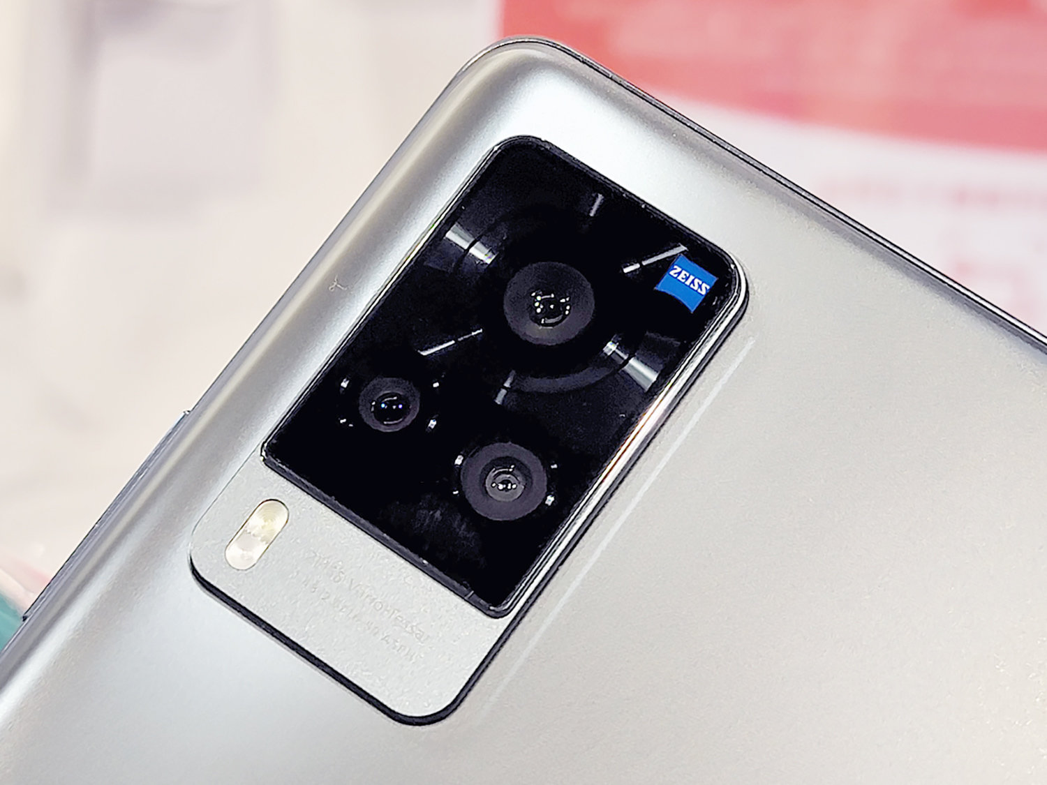 カールツァイスカメラ搭載　Vivo「X60 Pro+」はジンバル内蔵で手ブレ知らず